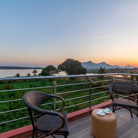 Luna Villa By Stayvista - Lakeside Charm With Terrace, Lush Lawn & Modern Decor Nashik Bagian luar foto