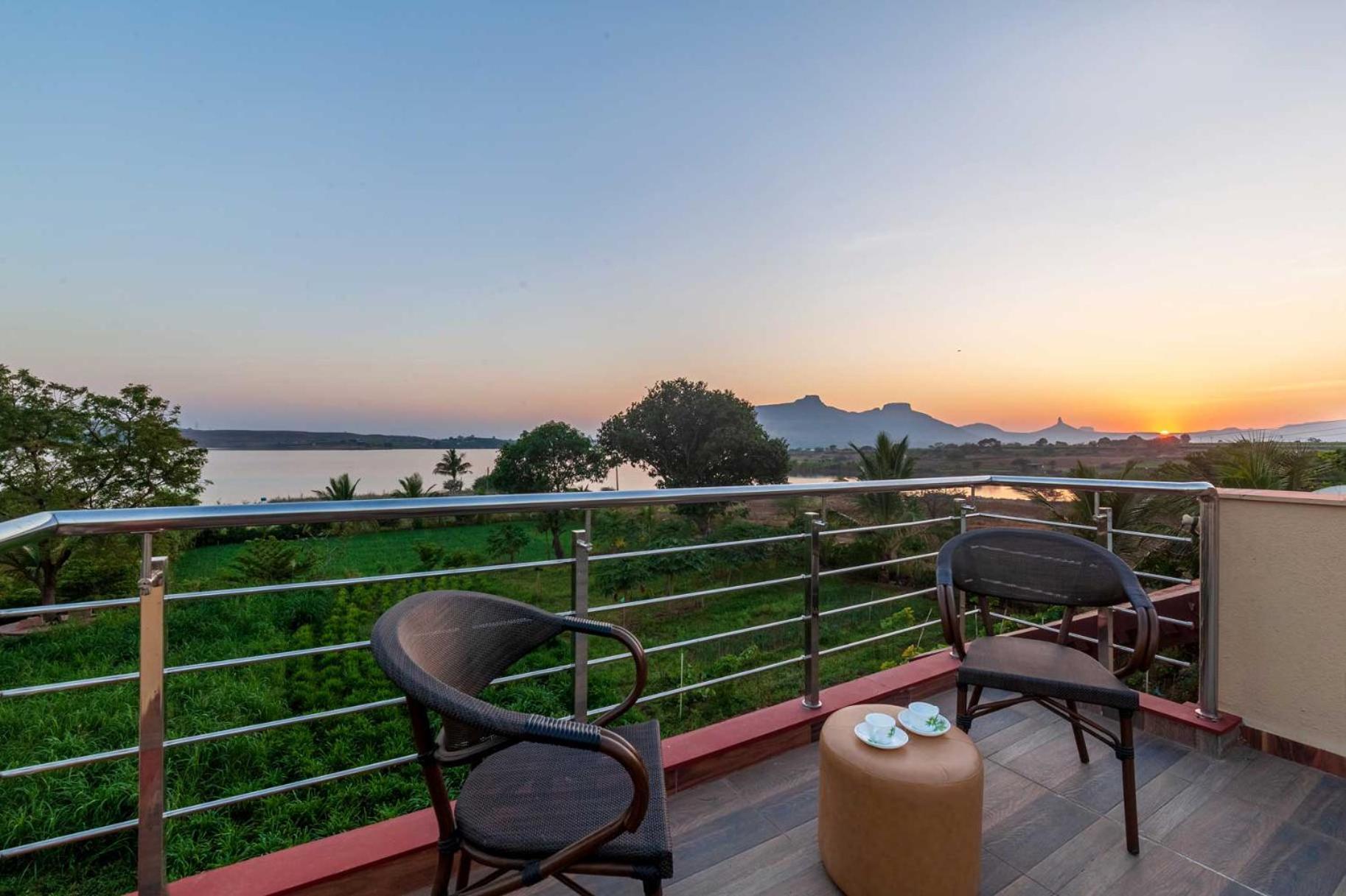 Luna Villa By Stayvista - Lakeside Charm With Terrace, Lush Lawn & Modern Decor Nashik Bagian luar foto