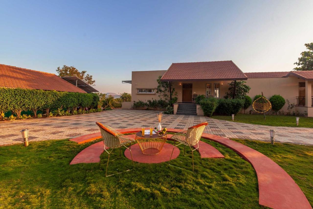 Luna Villa By Stayvista - Lakeside Charm With Terrace, Lush Lawn & Modern Decor Nashik Bagian luar foto