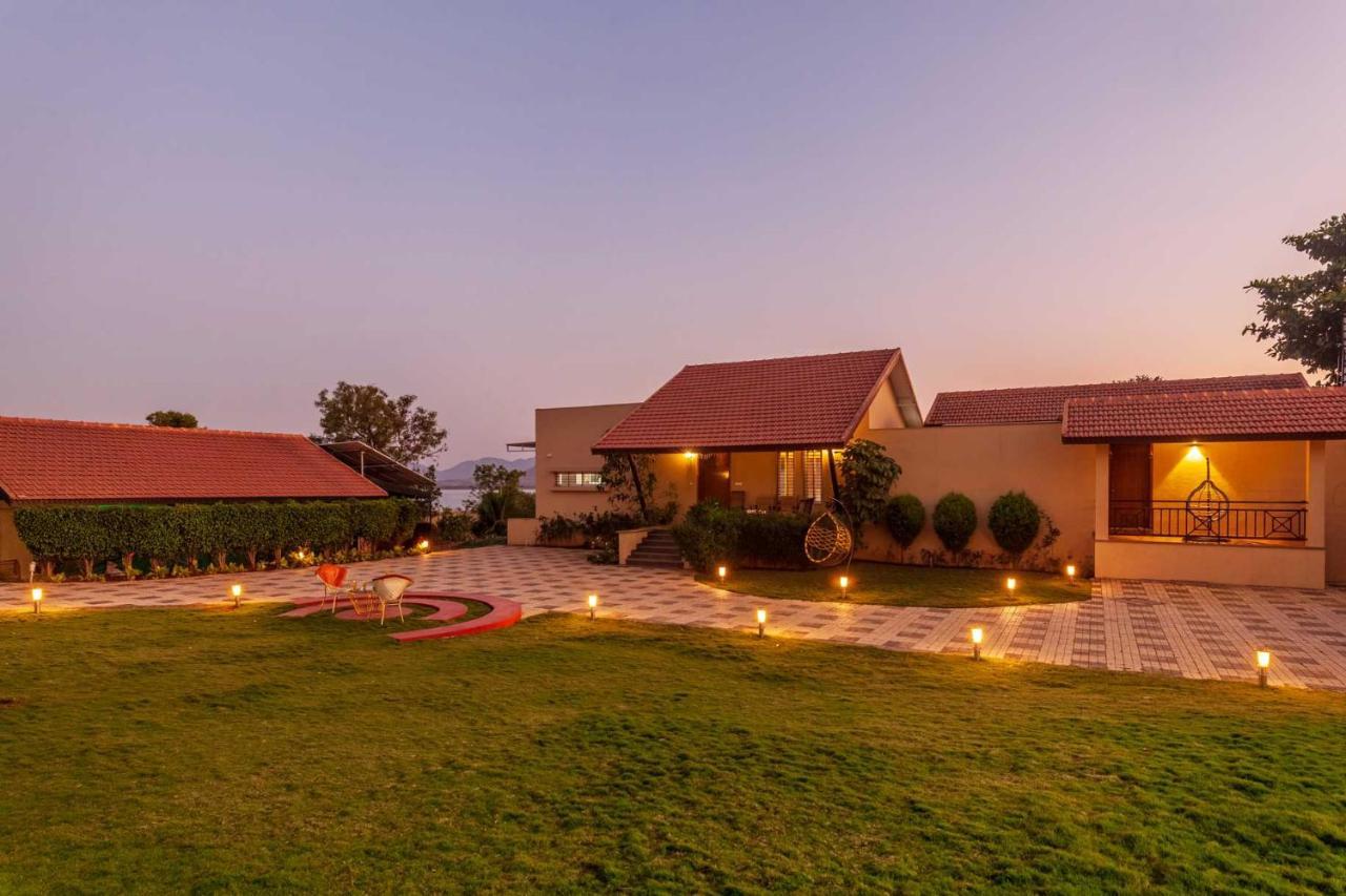 Luna Villa By Stayvista - Lakeside Charm With Terrace, Lush Lawn & Modern Decor Nashik Bagian luar foto