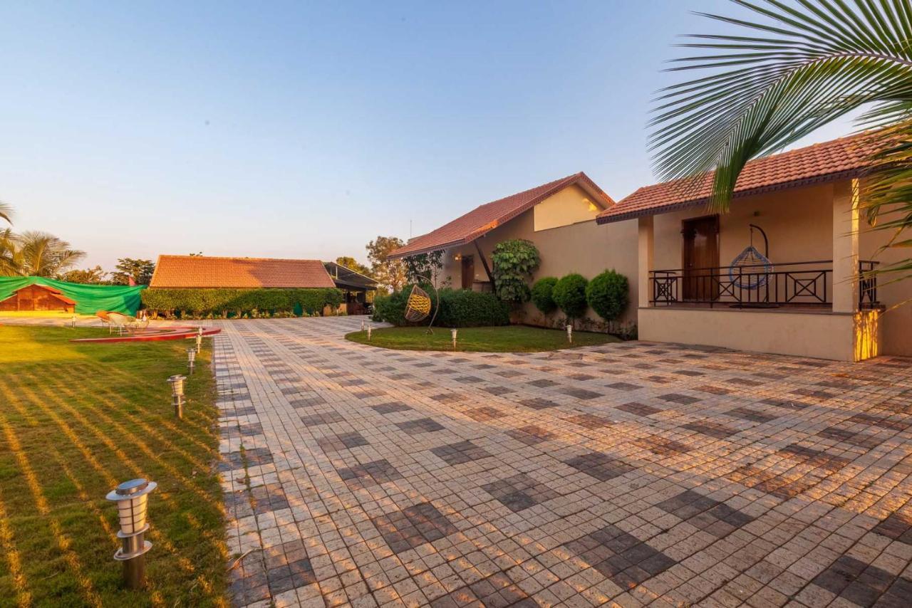 Luna Villa By Stayvista - Lakeside Charm With Terrace, Lush Lawn & Modern Decor Nashik Bagian luar foto