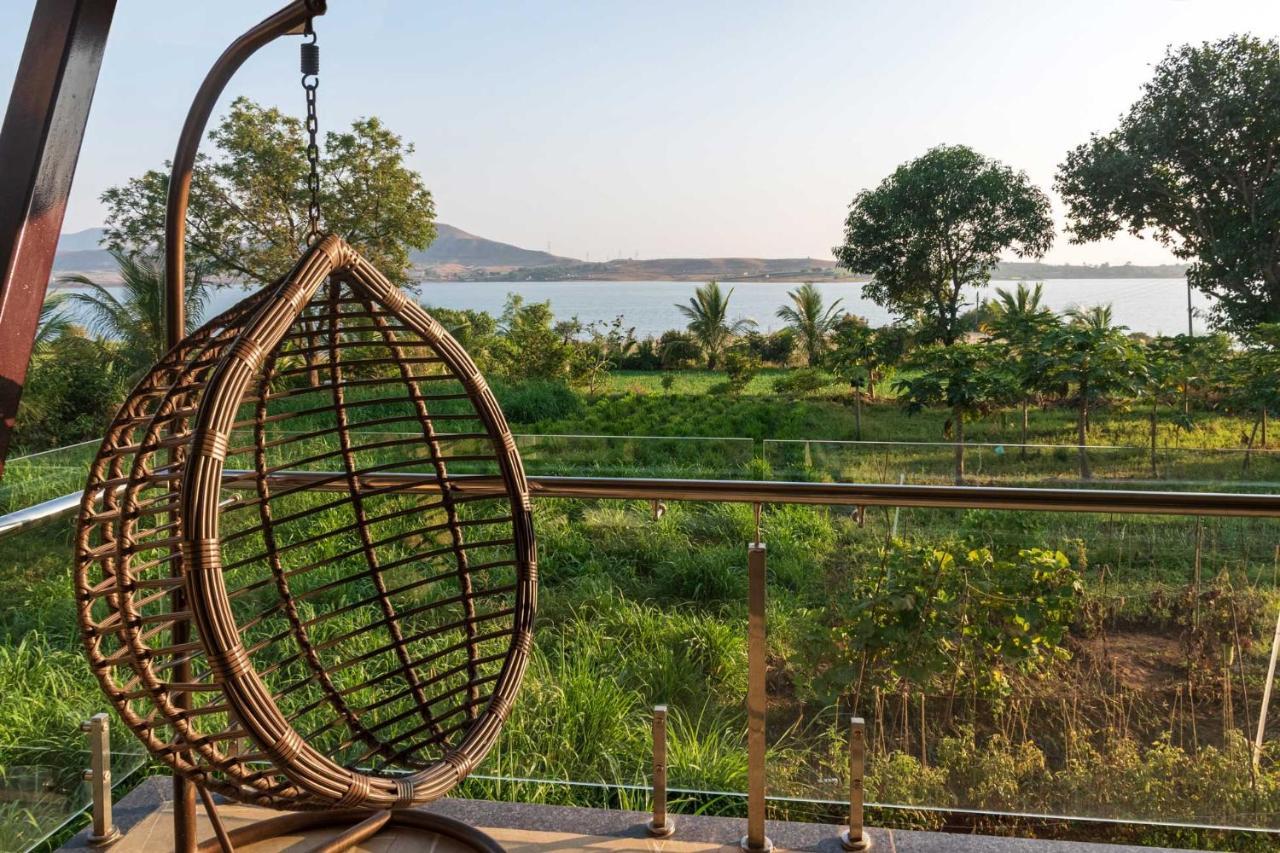 Luna Villa By Stayvista - Lakeside Charm With Terrace, Lush Lawn & Modern Decor Nashik Bagian luar foto