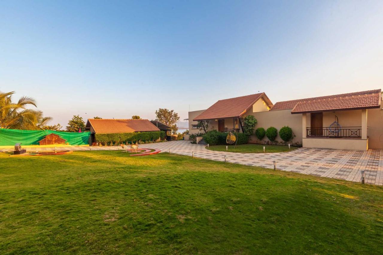 Luna Villa By Stayvista - Lakeside Charm With Terrace, Lush Lawn & Modern Decor Nashik Bagian luar foto
