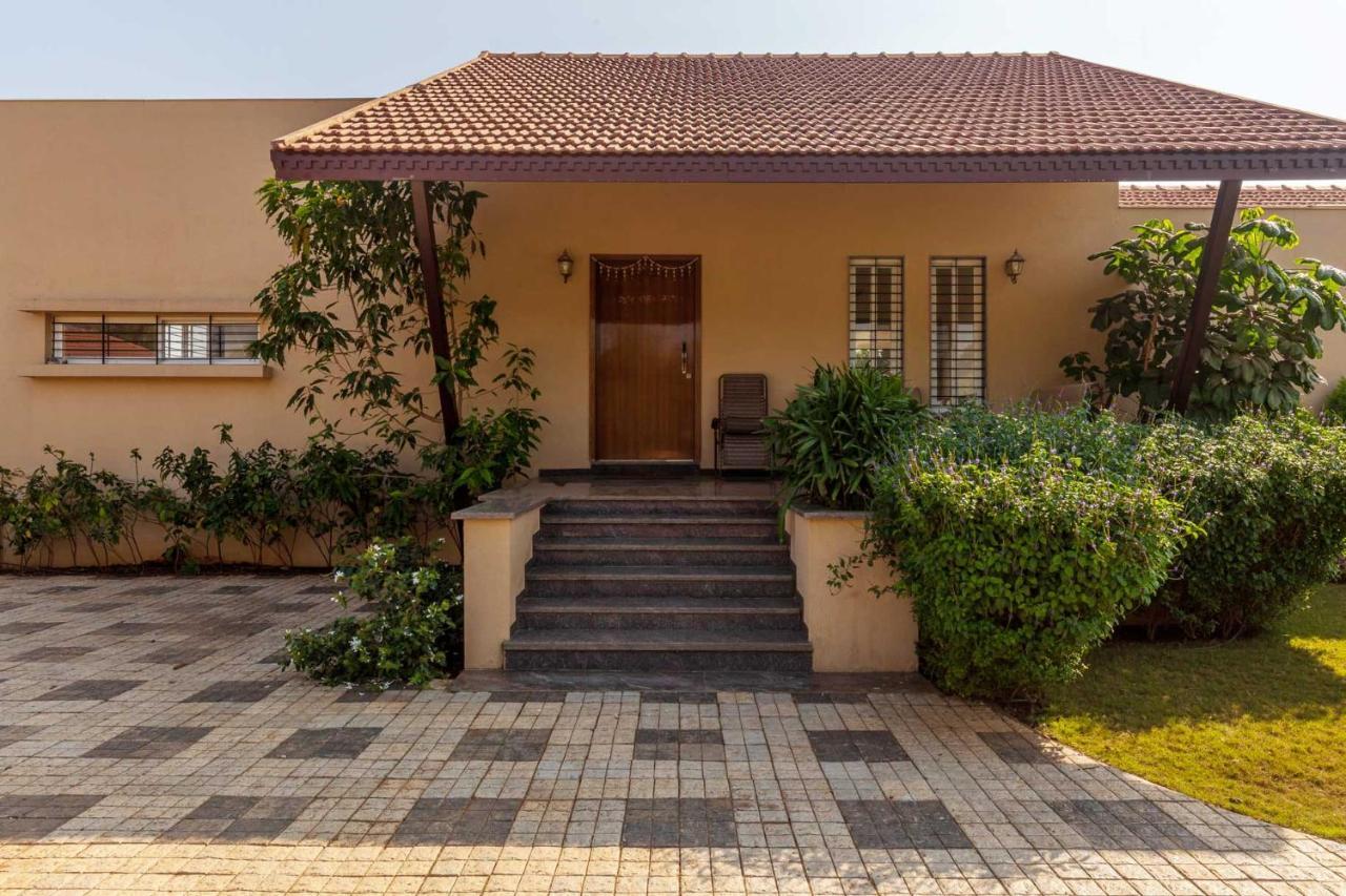 Luna Villa By Stayvista - Lakeside Charm With Terrace, Lush Lawn & Modern Decor Nashik Bagian luar foto