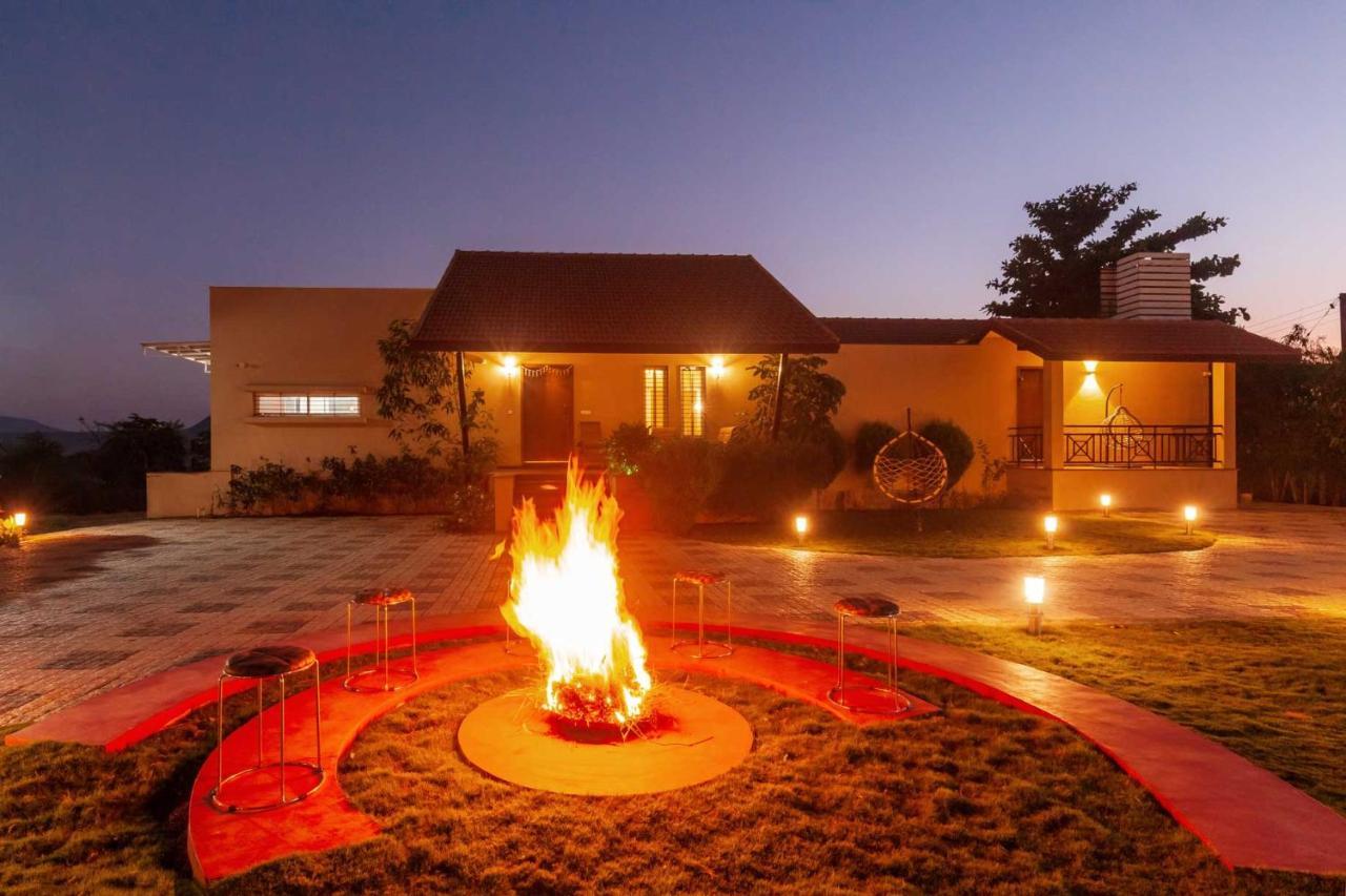 Luna Villa By Stayvista - Lakeside Charm With Terrace, Lush Lawn & Modern Decor Nashik Bagian luar foto